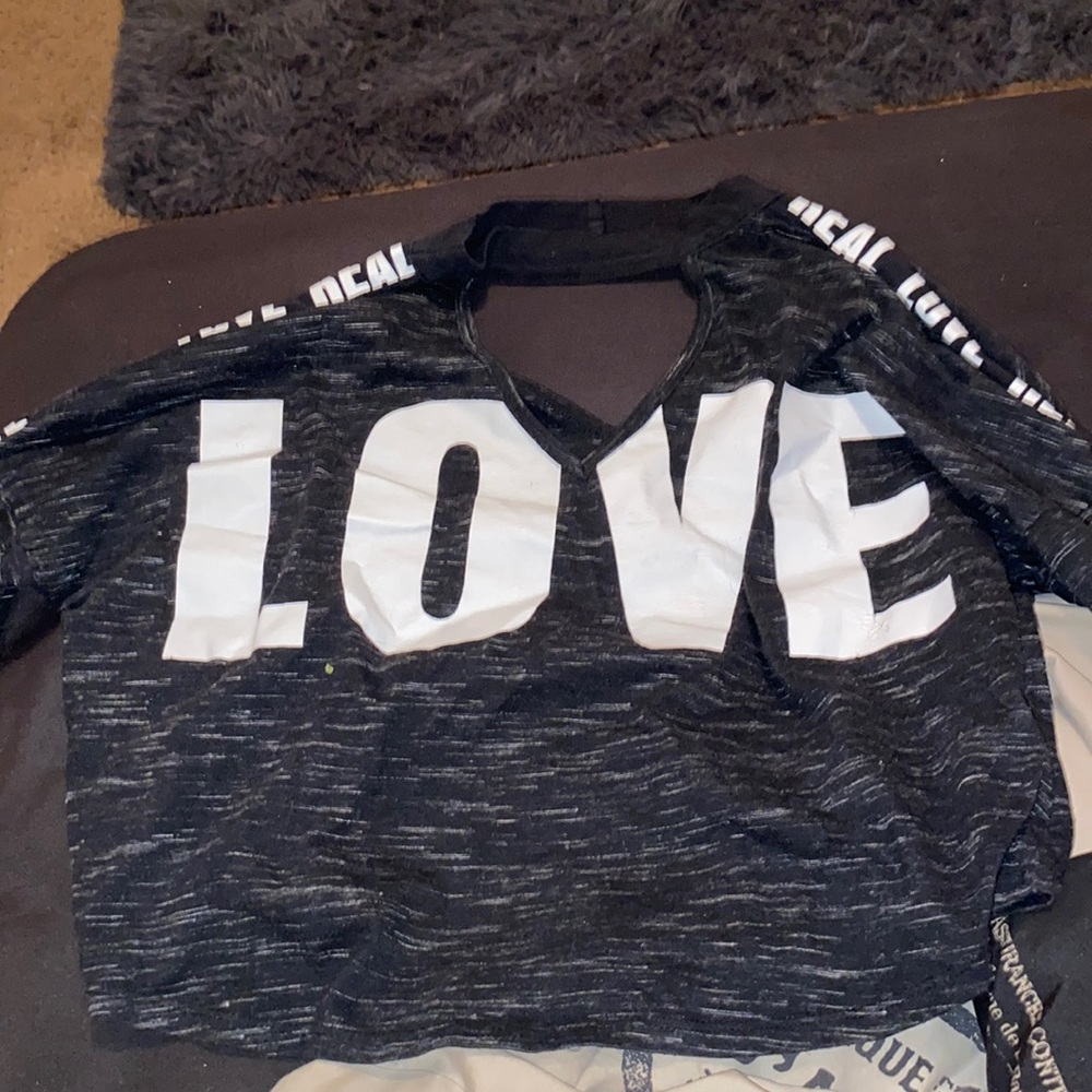 Long sleeve that cuts out the shoulders